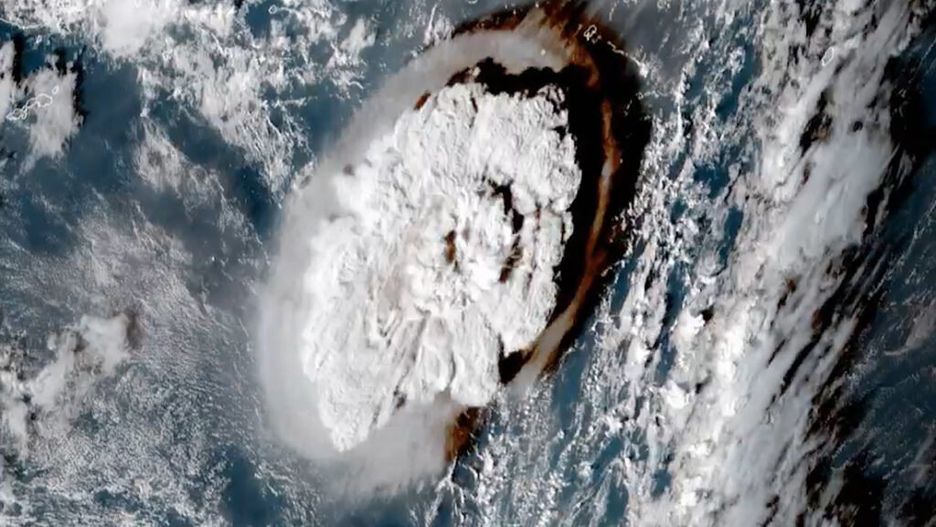 VIDEO: Graban desde el espacio como el volcán de Tonga entra en “una de las erupciones más violentas jamás captada por satélite”