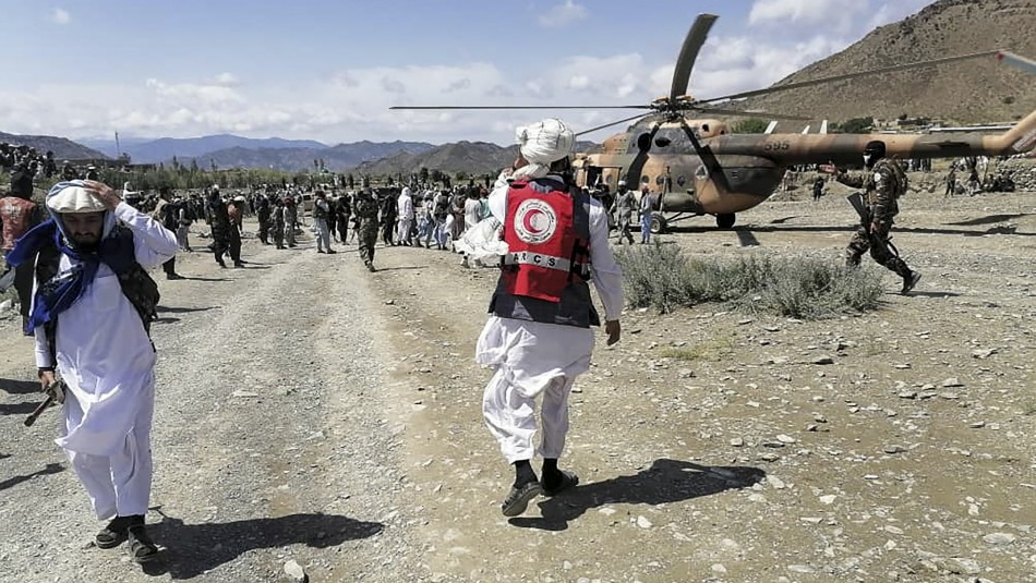 “La gente excava y excava tumbas”: confirman al menos 1.000 muertos por potente terremoto en Afganistán