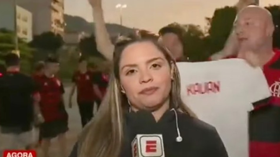 Captan El Momento Exacto En Que Periodista Es Acosada Sexualmente Por Un Hincha 3503