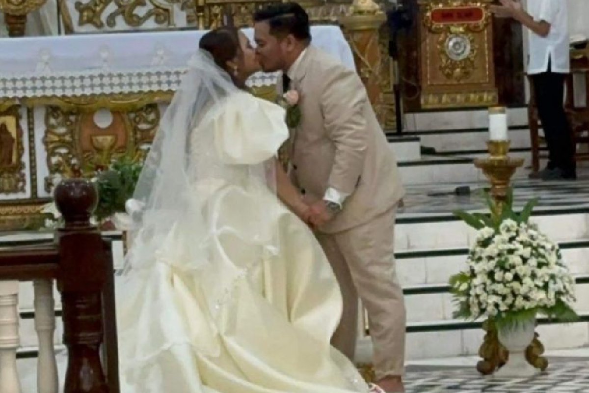 VIDEO: Novios se casan en pleno huracán y con la iglesia llena de agua