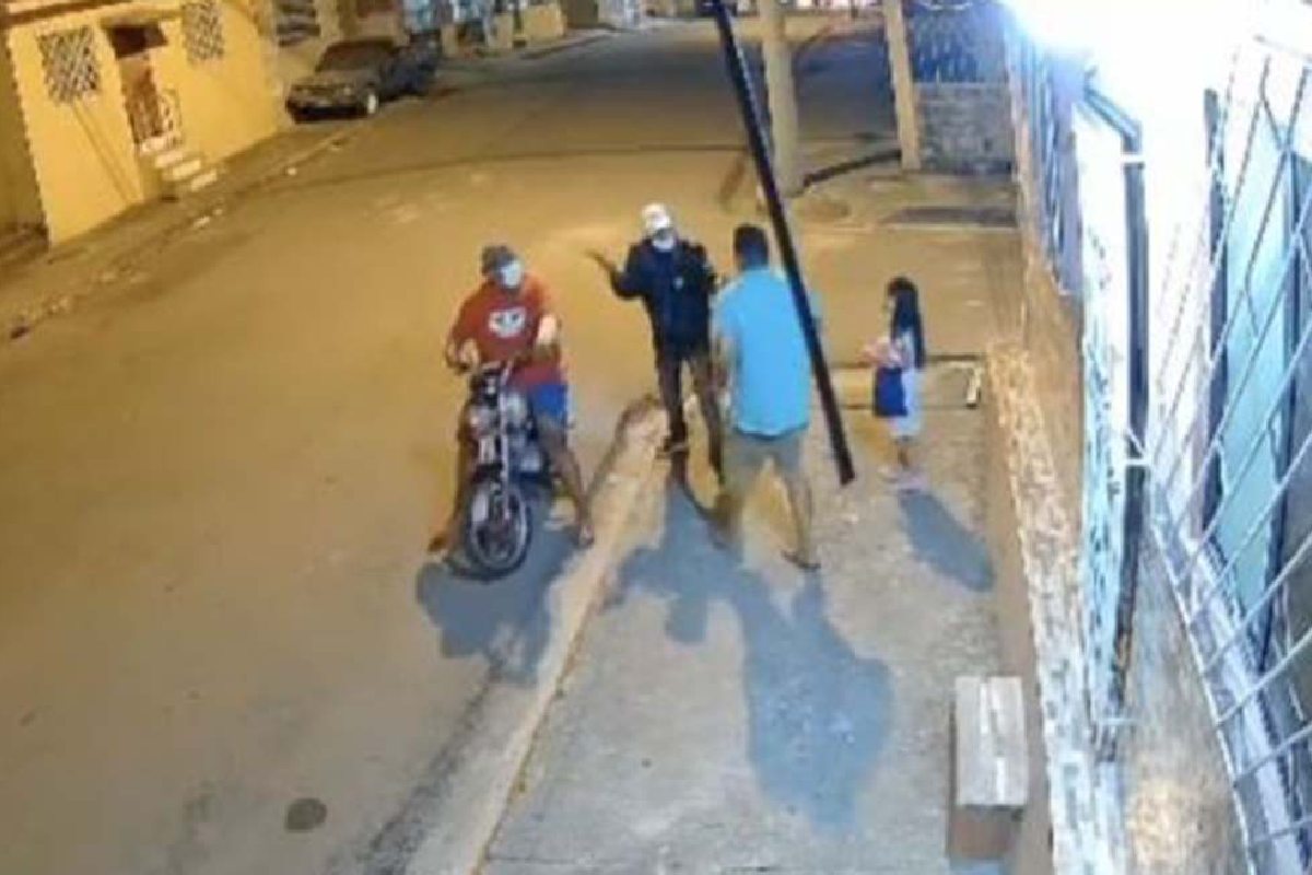 VIDEO: Ladrones golpean y disparan a hombre enfrente de su hija