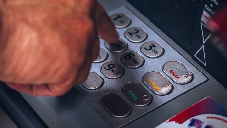 [VIDEO] Largas filas: Un error en cajeros automáticos permitió extraer dinero «gratis» en Irlanda
