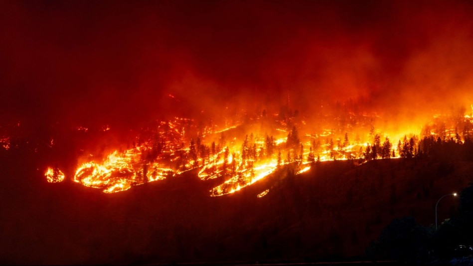 Incendios en Canadá obligan a evacuar una ciudad y poner bajo alerta una región
