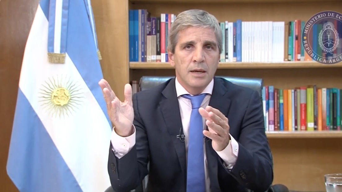 Devaluación del peso al 50 % y quita de subsidios a tarifas: el plan de ajuste de Milei en Argentina
