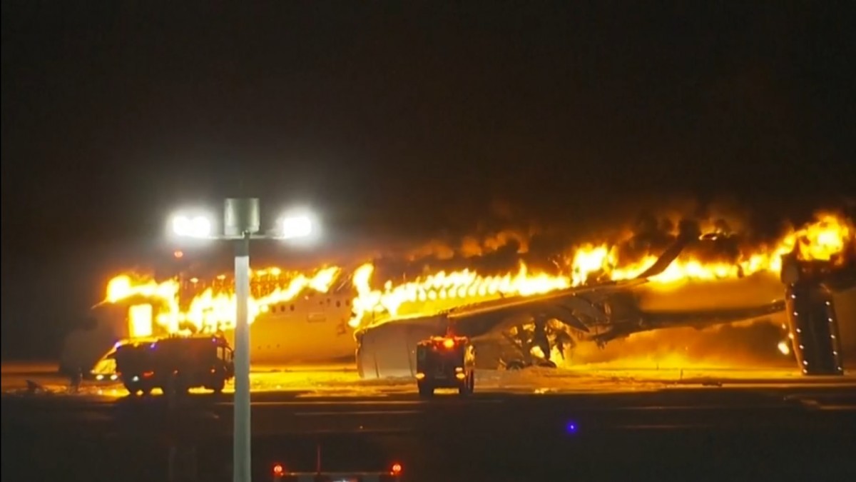 Avión se incendia tras choque en aeropuerto de Japón: casi 400 pasajeros fueron evacuados