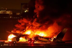 VIDEO: Avión se incendia con 367 pasajeros en la pista del aeropuerto