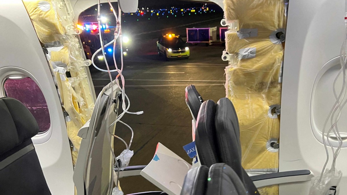 Aterrizaje de emergencia tras perder ventanilla: Aerolínea inmoviliza sus Boeing luego de pánico de sus pasajeros