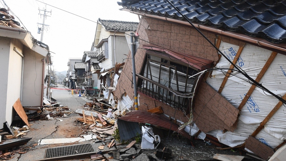 Mujer de 90 años es sacada de los escombros cinco días después del terremoto de Japón