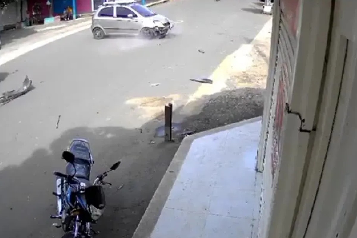 VIDEO: Motociclista pierde la pierna al chocar con un auto