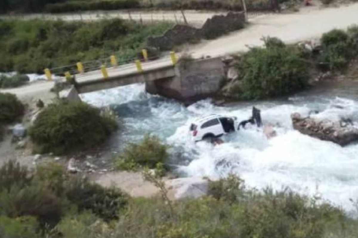 Mujer cae con camioneta a un arroyo y pierde la vida