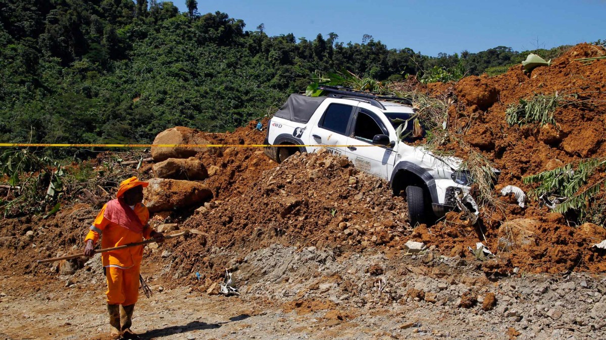 Con perros rastreadores y excavadoras: Buscan a 10 desaparecidos tras alud que dejó a 33 personas fallecidas en Colombia