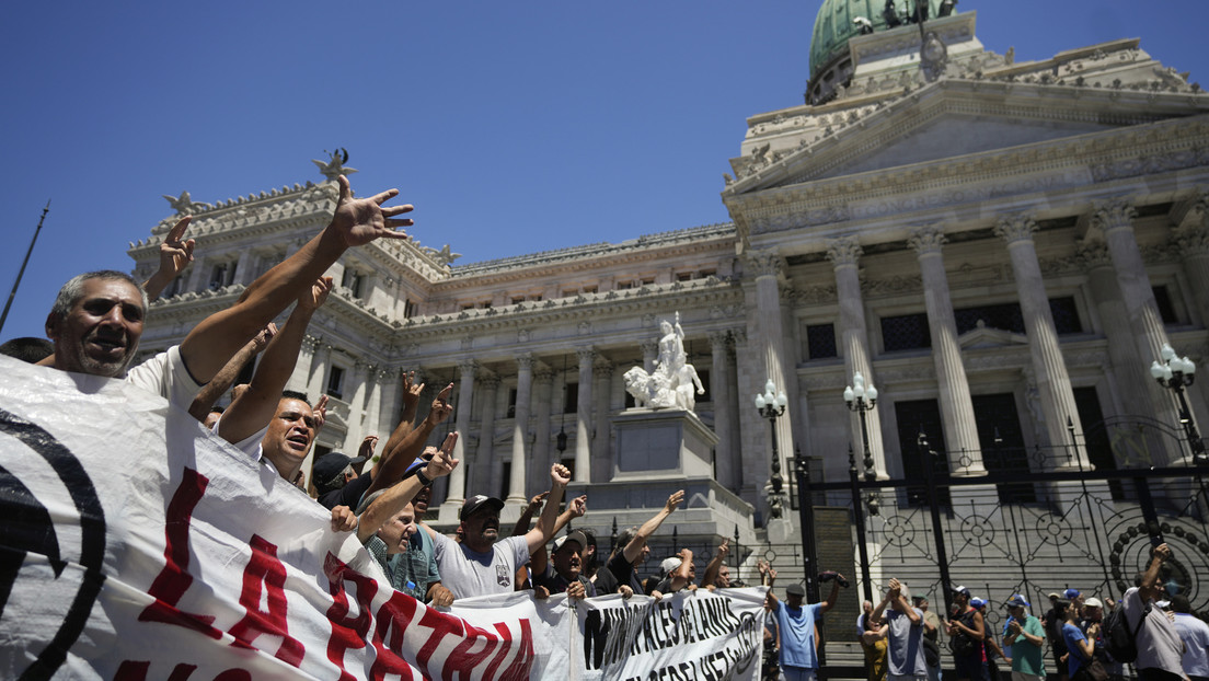 «La patria no se vende»: Argentina estalla en protestas en contra del Gobierno de Javier Milei