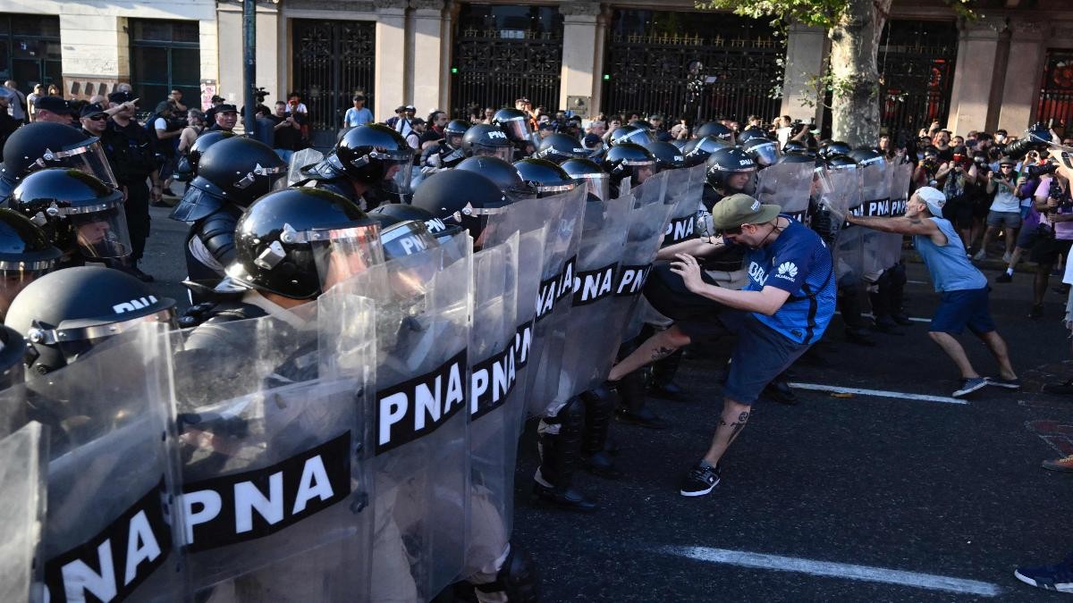 Detienen a chileno en Argentina en medio de protestas contra medida de Milei: Agredió a 2 agentes de seguridad
