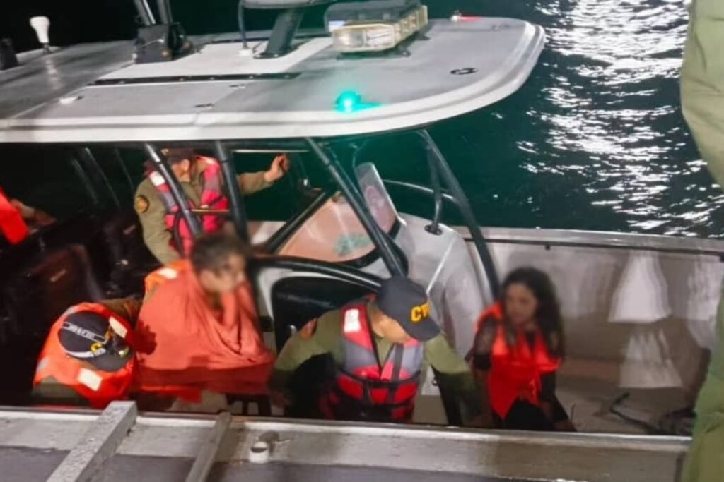 VIDEO: Vuelca catamarán con 40 turistas en pleno Carnaval, en el Mar Caribe