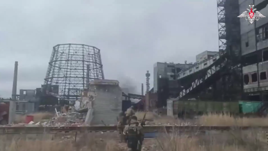 El Ejército ruso inspecciona armas abandonadas de la OTAN en Avdéyevka (VIDEO)