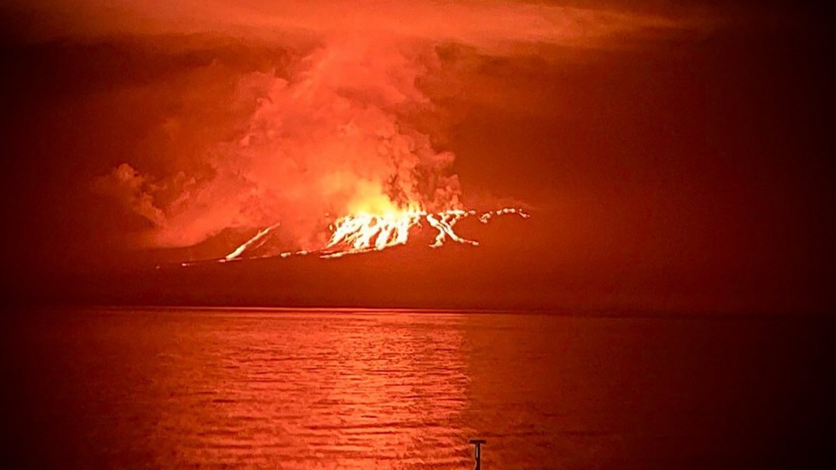 Entra en erupción volcán ubicado en deshabitada isla de Galápagos