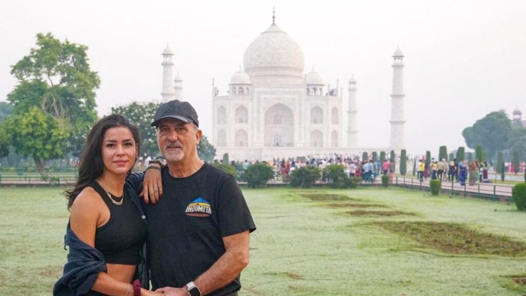 Influencer que recorría el mundo en moto junto a su pareja fue violada por un grupo de hombres en India