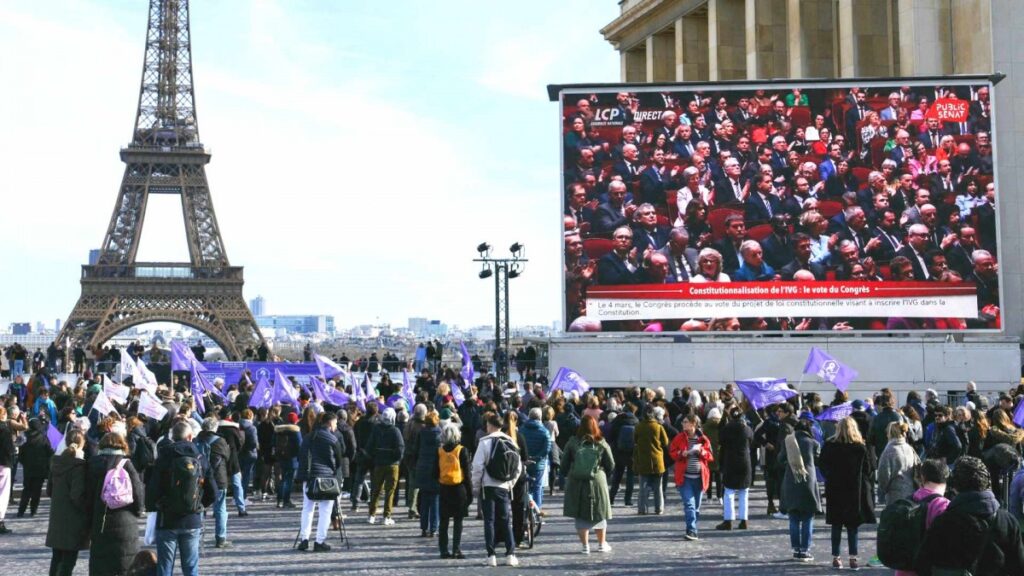 Francia se convierte en el primer país en consagrar el derecho al aborto en su Constitución