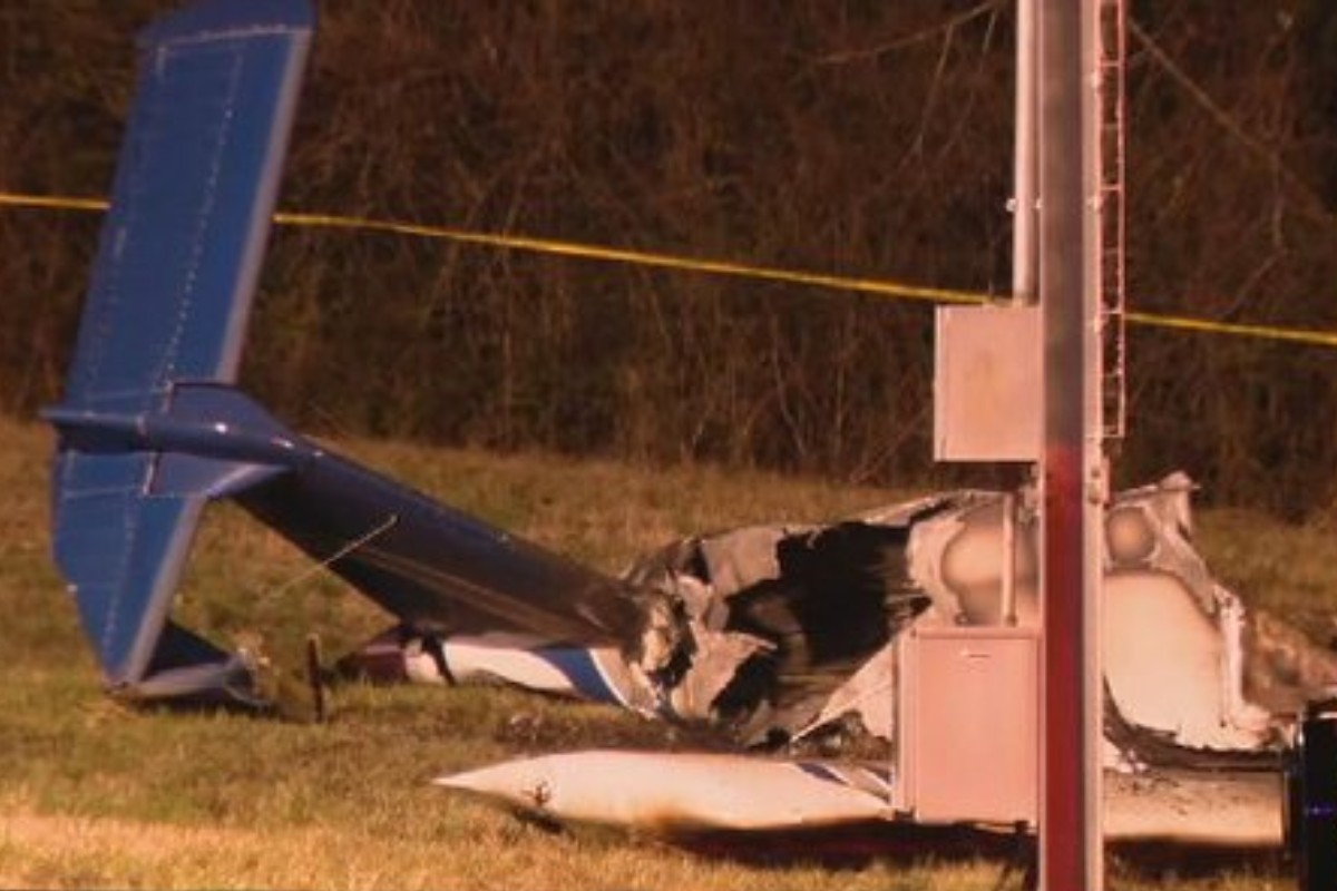 VIDEO: Avioneta se estrella en autovía; hay cinco muertos