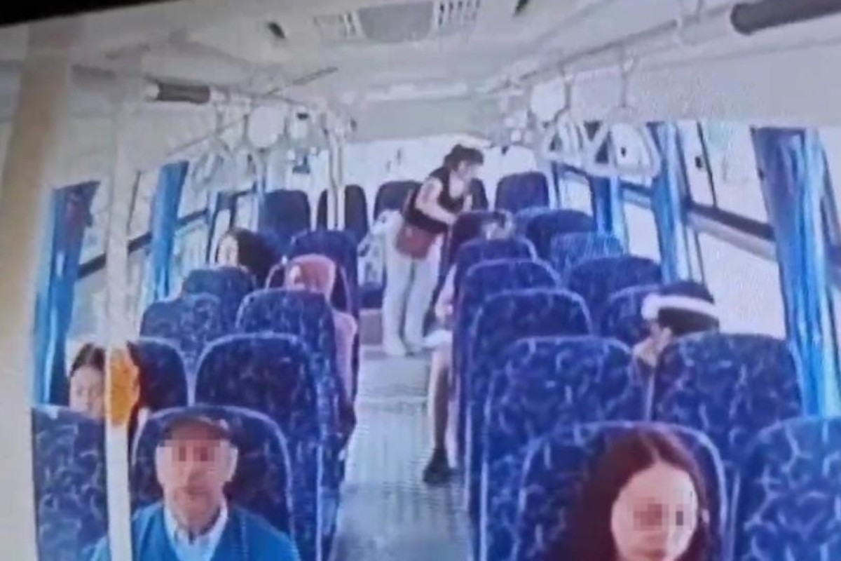 VIDEO: Captan a mujer defecando en camión del transporte público