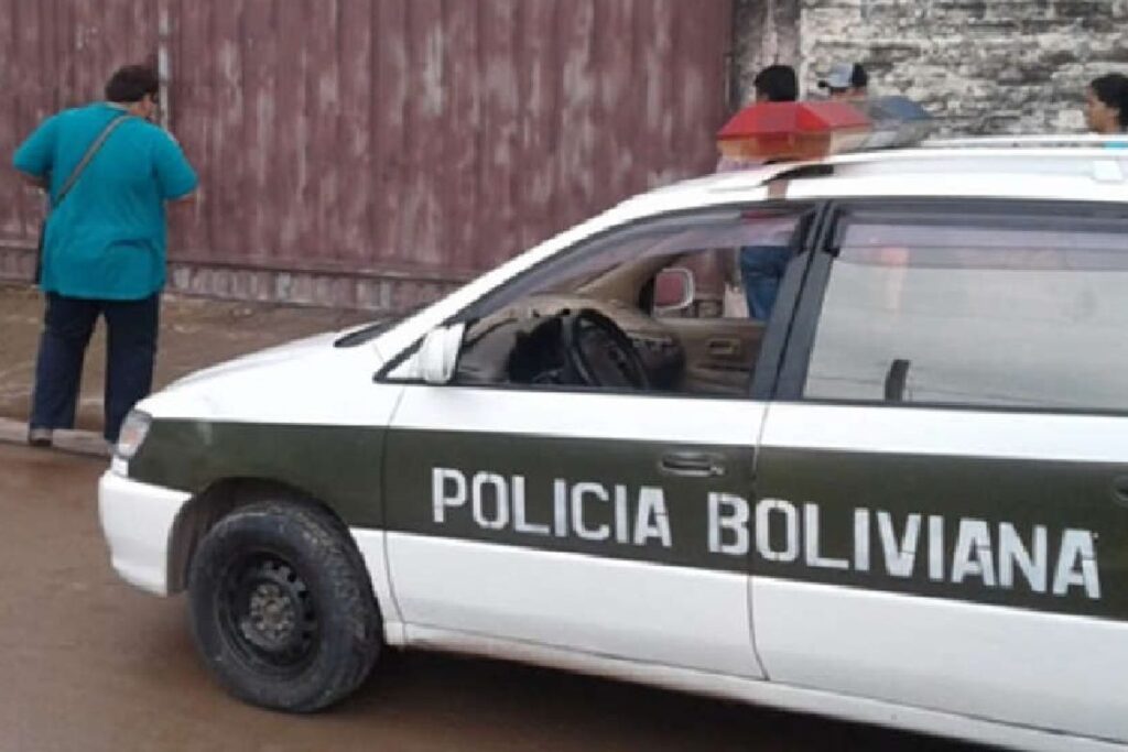 Hombre degolló a sus hijos y sonríe en su traslado a la cárcel