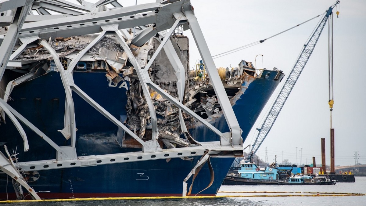 Comenzaron operaciones de limpieza de derrumbado puente Baltimore en EEUU: Mueven pieza de cerca de «200 toneladas»