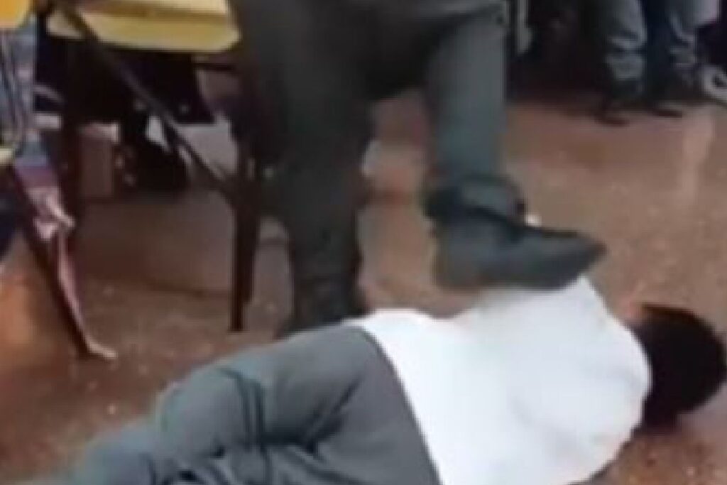 VIDEO: Estudiante agrede a compañero de clases en silla de ruedas