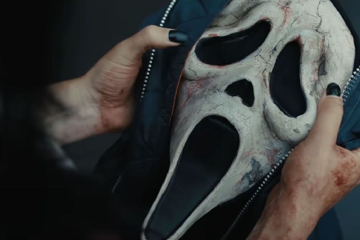 Sujeto con máscara de Scream asesina con motosierra a su vecino