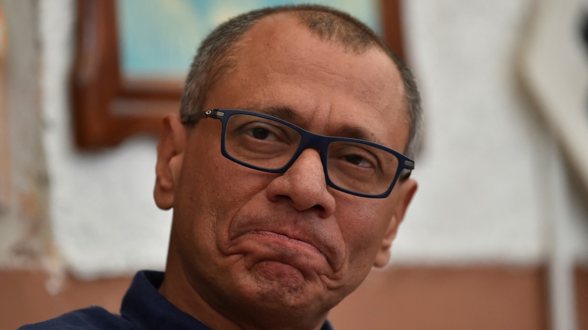 Exvicepresidente de Ecuador hospitalizado tras negarse a comer en cárcel