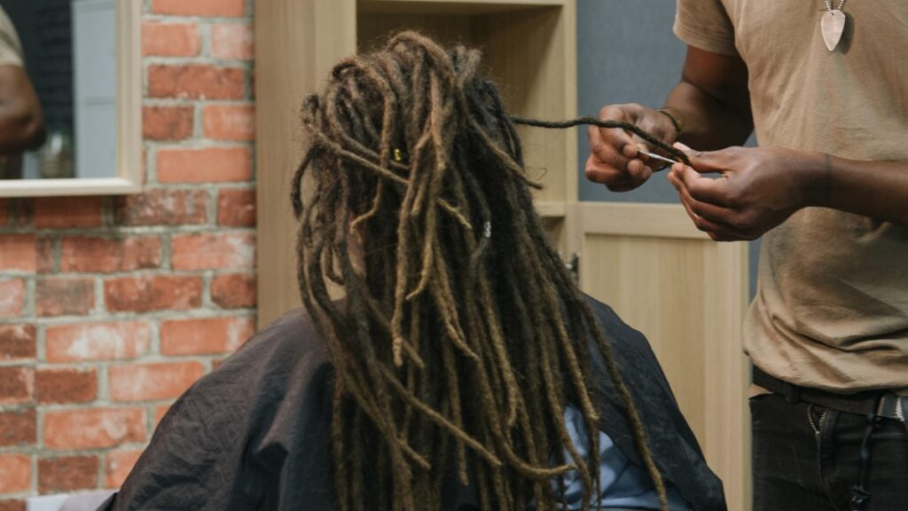 Clienta se hizo dreadlocks pero no tenía dinero para pagar: Terminó con su cabeza pelada