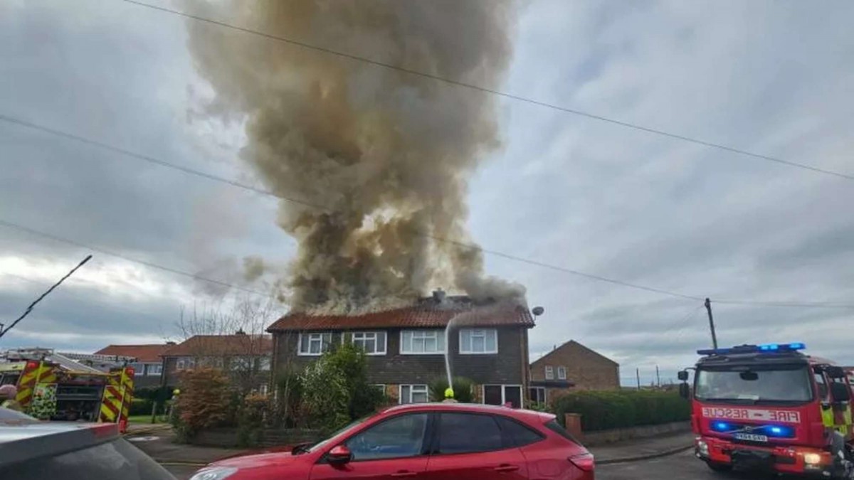 Niña de 6 años salva a toda su familia de un incendio en su casa en Inglaterra
