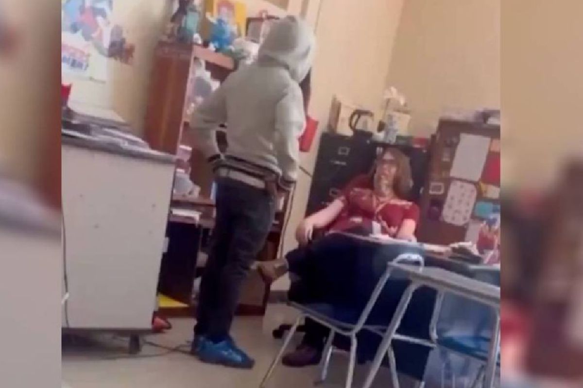 VIDEO: Estudiante golpea a maestra de la tercera edad brutalmente