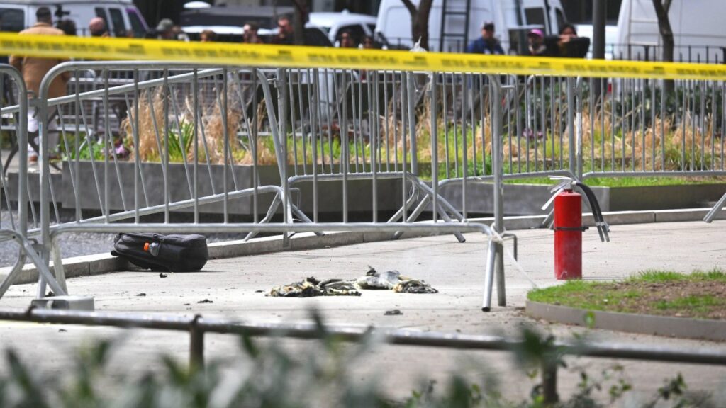 Hombre se prende fuego frente al tribunal donde está siendo juzgado Trump en Nueva York