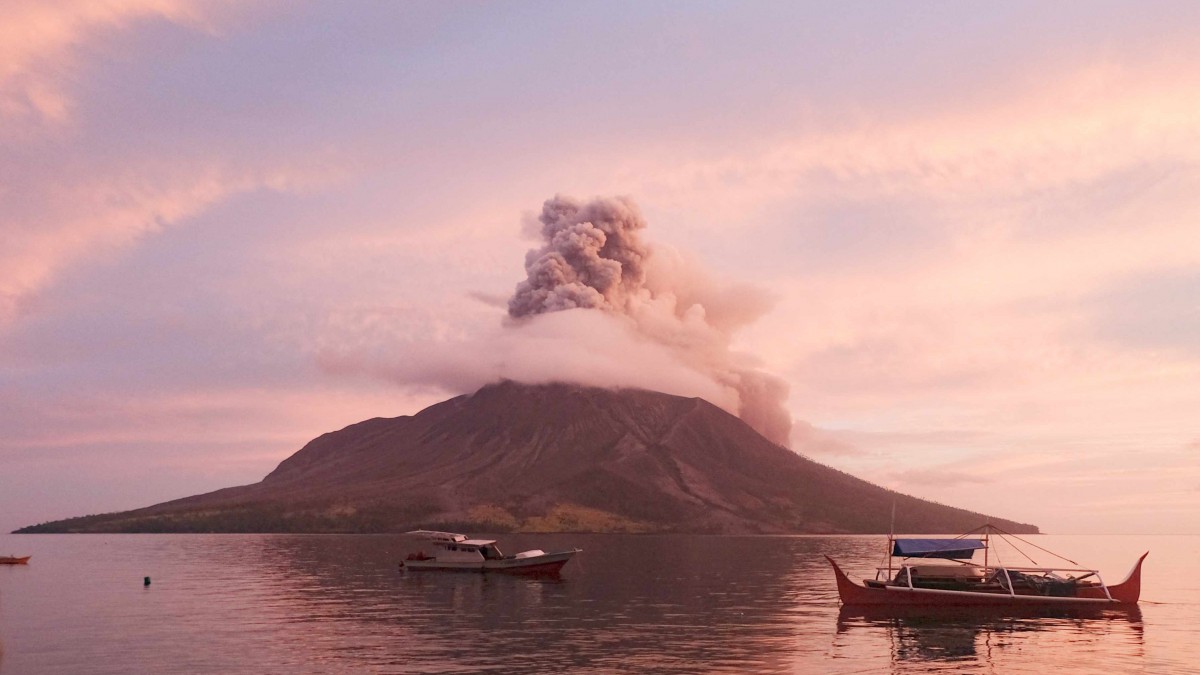 Vuelve a entrar en erupción el volcán Ruang en Indonesia