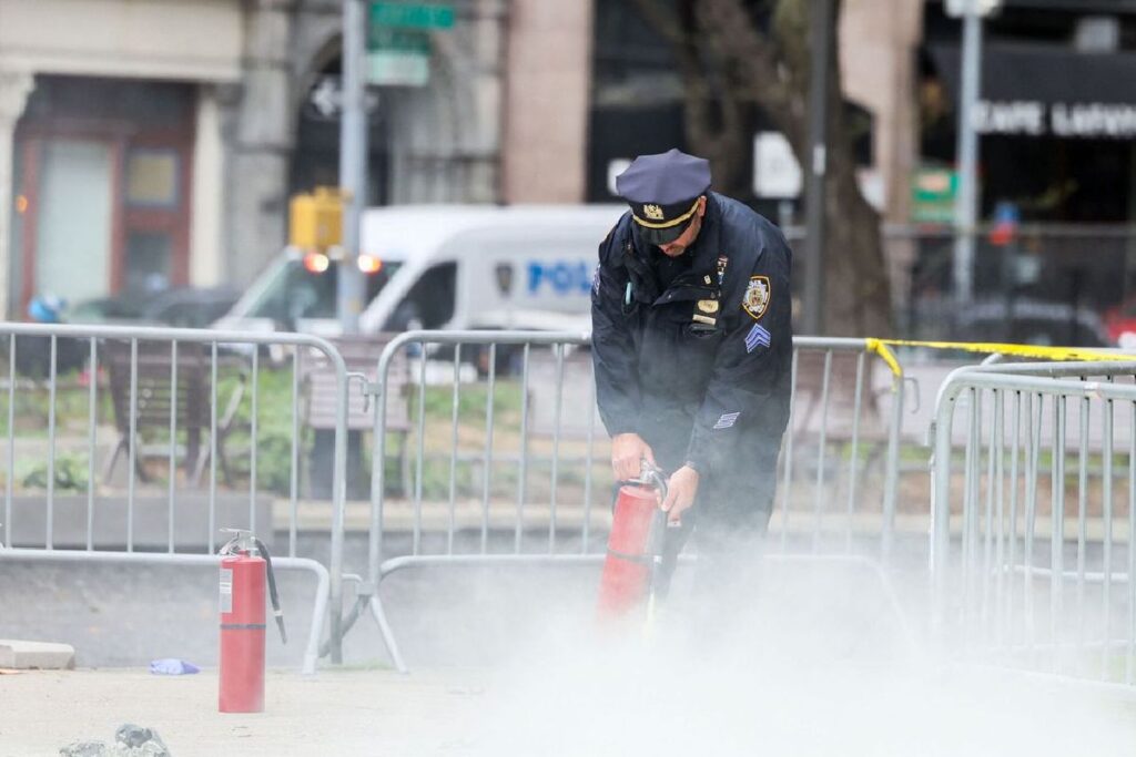 VIDEO: Hombre se prende fuego afuera de tribunal en Estados Unidos