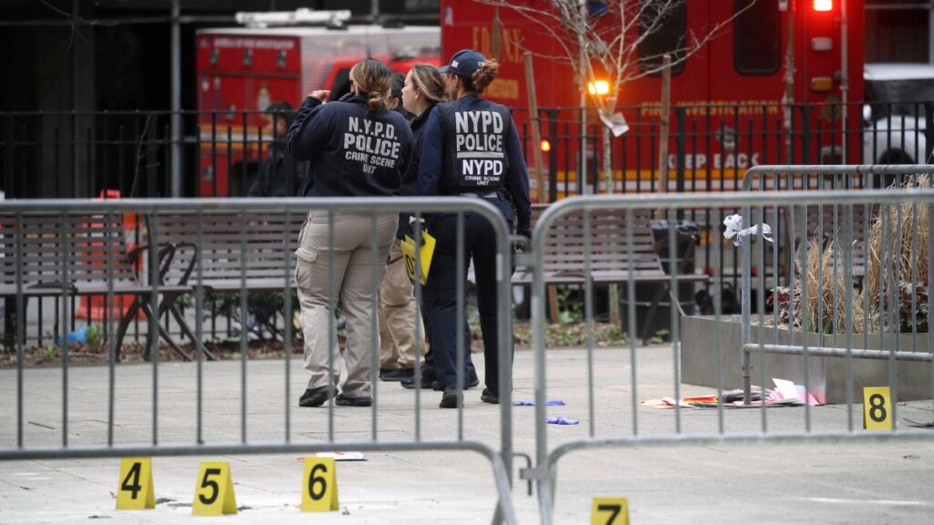 Muere hombre que se prendió fuego frente al tribunal donde está siendo juzgado Donald Trump en Nueva York