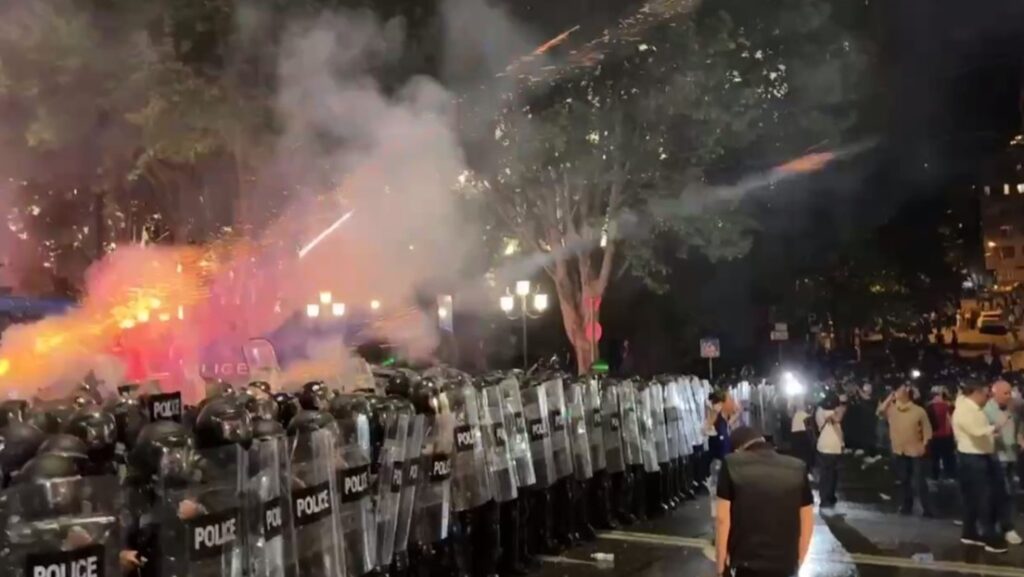 Enfrentamientos entre policías y cientos de manifestantes durante protestas masivas en Georgia