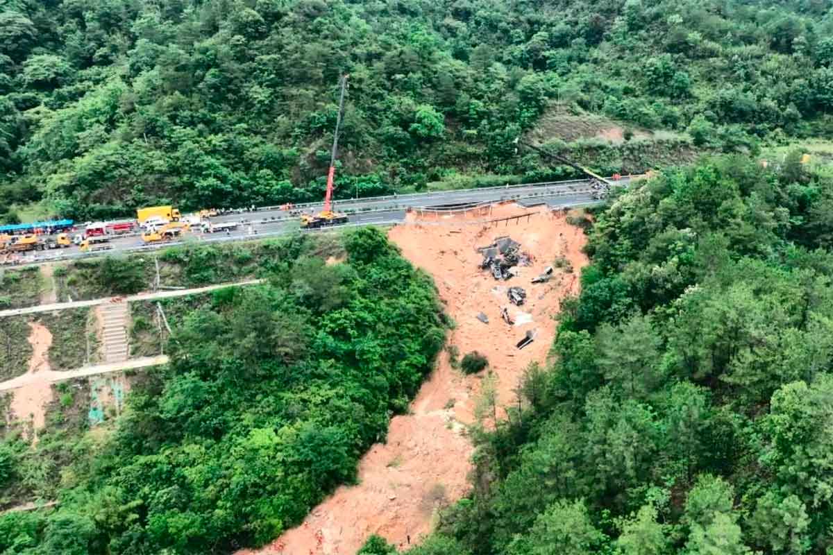Aumenta a 48 muertos por colapso de una autopista en China