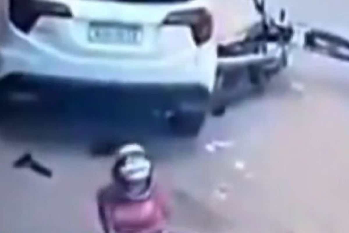 VIDEO: Ladrón termina con pierna rota tras ser impactado por una camioneta