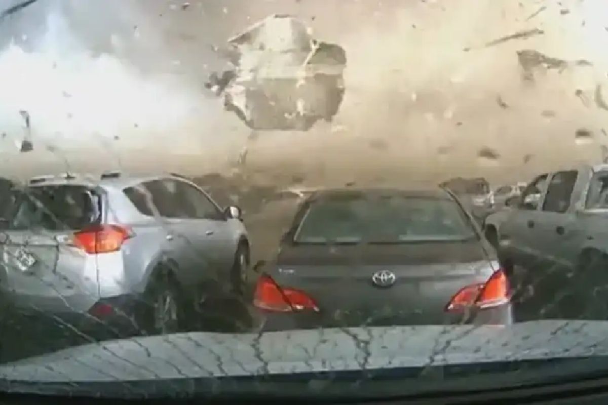 VIDEO: Tornado arrasa con almacén con trabajadores