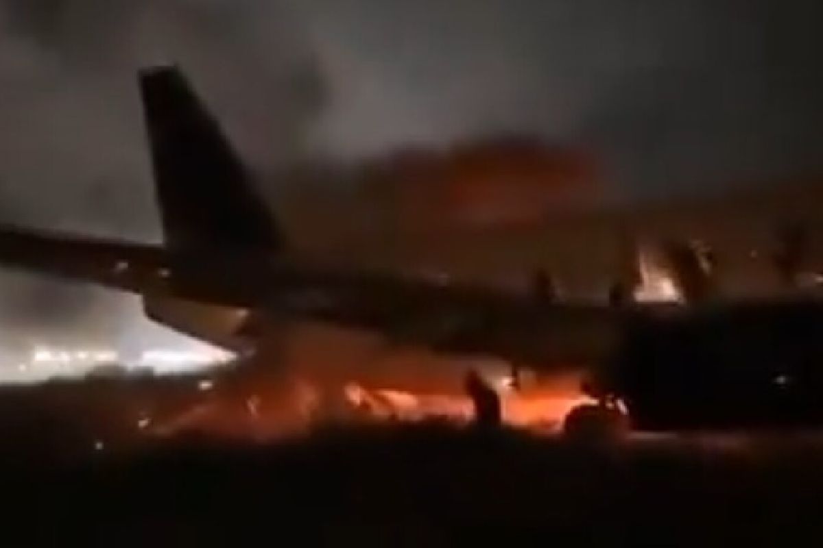 VIDEO: Avión se incendia al salir de la pista, hay 11 personas heridas