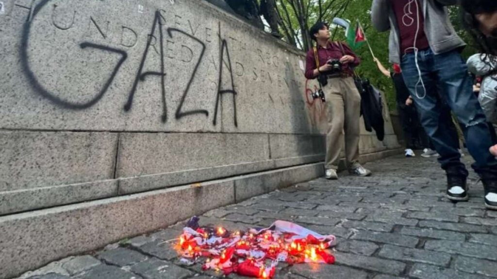 Padre habría entregado a su hijo a la policía tras enterarse que vandalizó un monumento en Estados Unidos