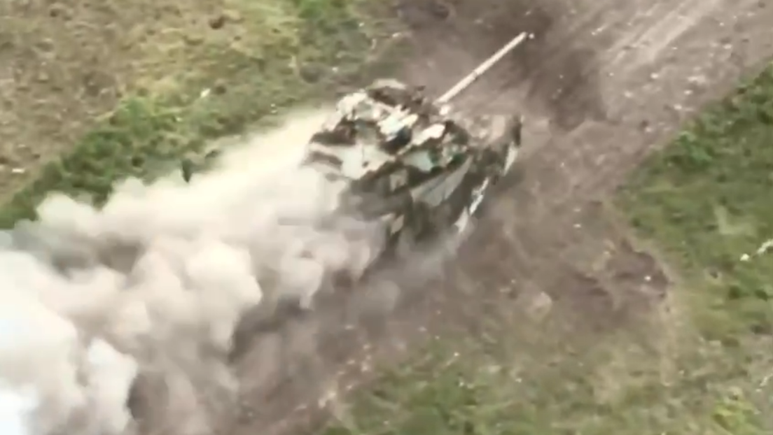 VIDEO: Un tanque T-90M ruso sobrevive a un doble ataque de drones kamikaze ucranianos