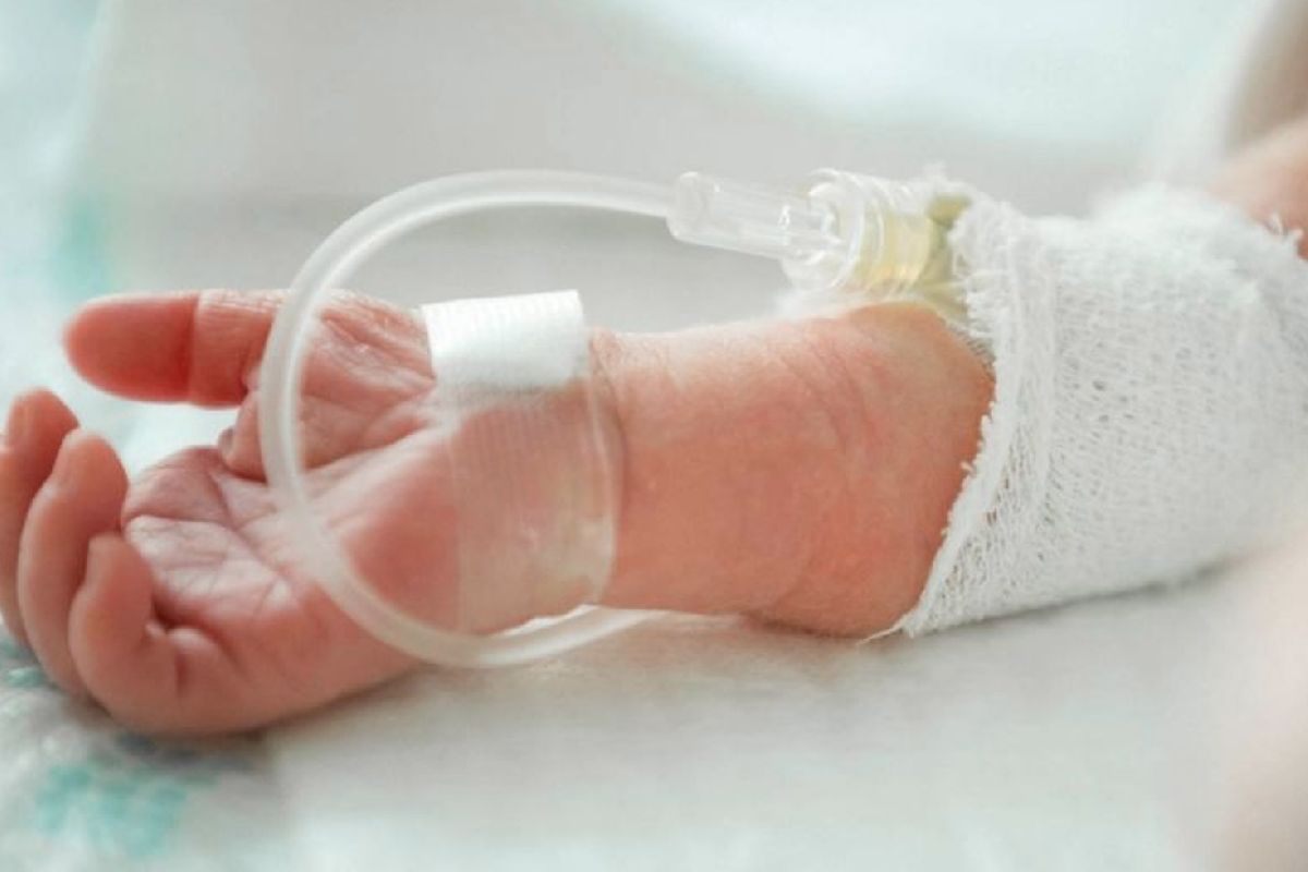 Madre acusada de fracturar 16 huesos a su bebé de un mes de nacido