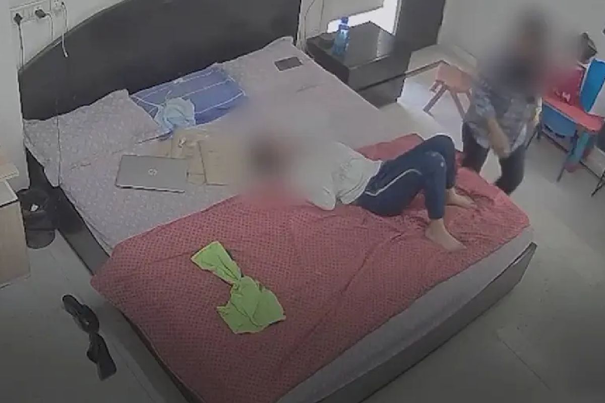 VIDEO: Madre golpea a su hijo brutalmente