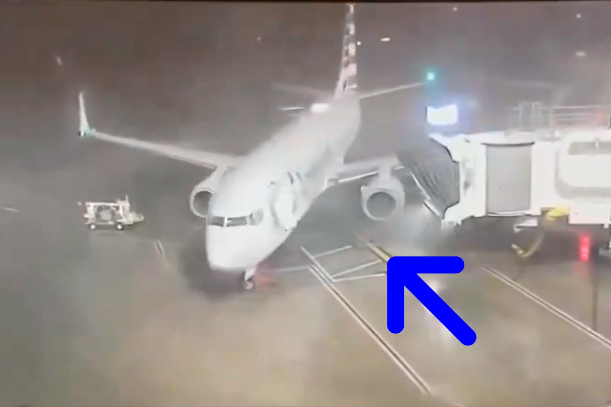 VIDEO: Viento arrastra un avión fuera de su puerta de embarque