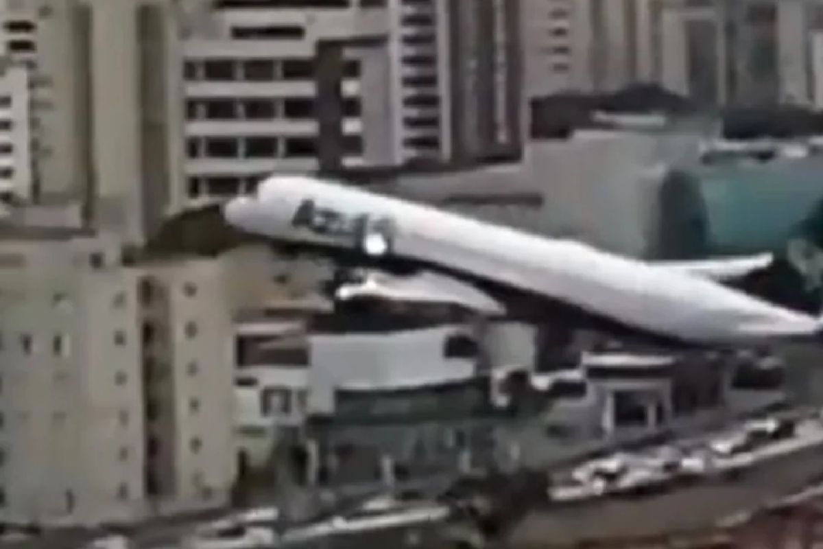 VIDEO: Avión casi choca contra edificios