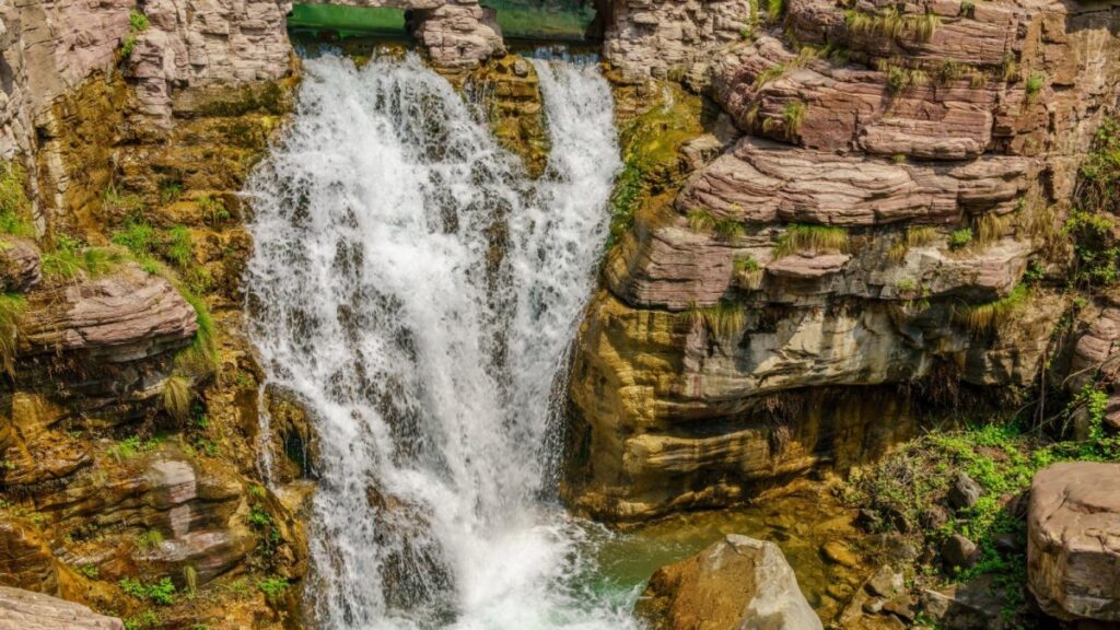 Aseguraban que era la cascada más alta de China pero debieron reconocer que la intervenían tras hallazgo de un turista