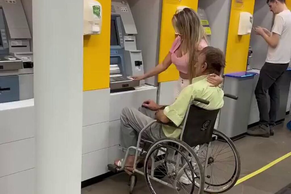 VIDEO: Mujer roba dinero a un anciano inconsciente