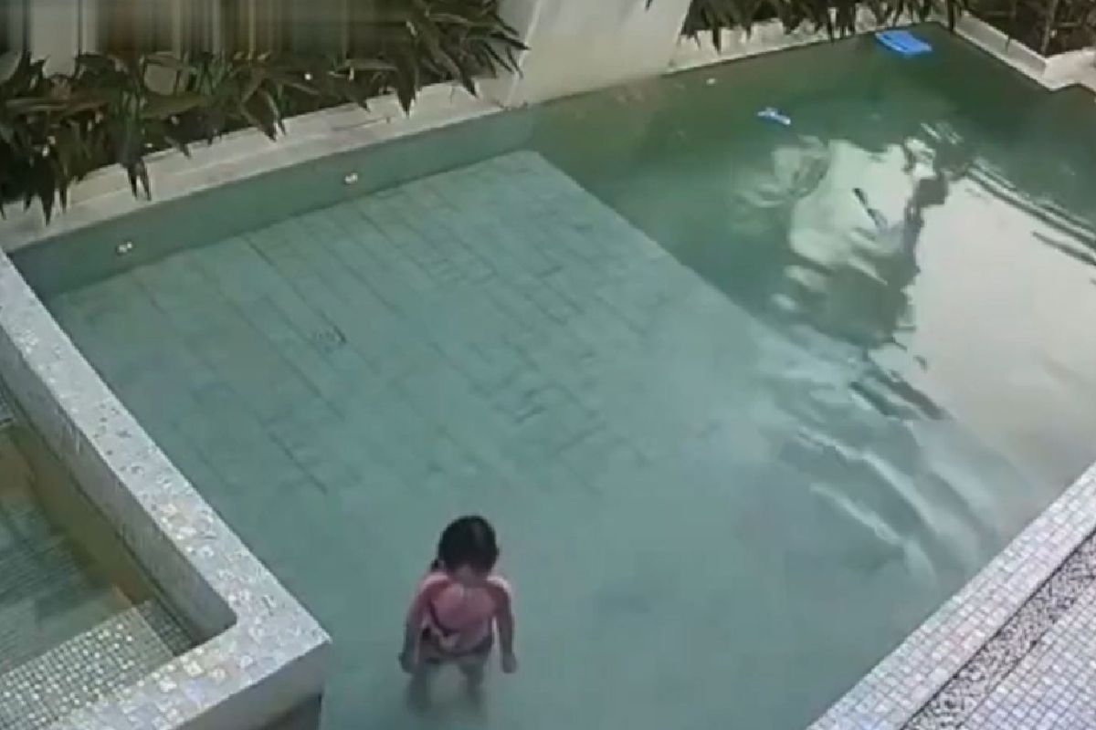 VIDEO: Hermanas se ahogan en alberca, acusan negligencia de padres